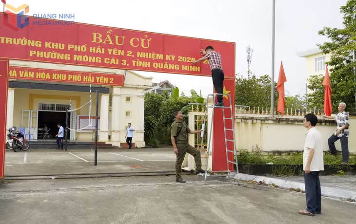 Cán bộ, cử tri khu phố Hải Yên 2, phường Móng Cái 3 khẩn trương trang trí khánh tiết khu vực bỏ phiếu bầu cử trưởng khu.&nbsp;