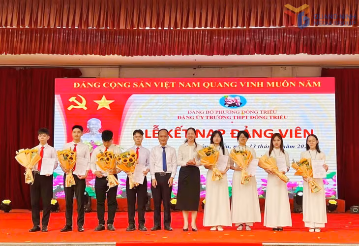 Lễ kết nạp đảng viên cho các đoàn viên ưu tú, học sinh lớp 12 có thành tích nổi bật trong học tập, rèn luyện tại Đảng bộ Trường THPT Đông Triều.