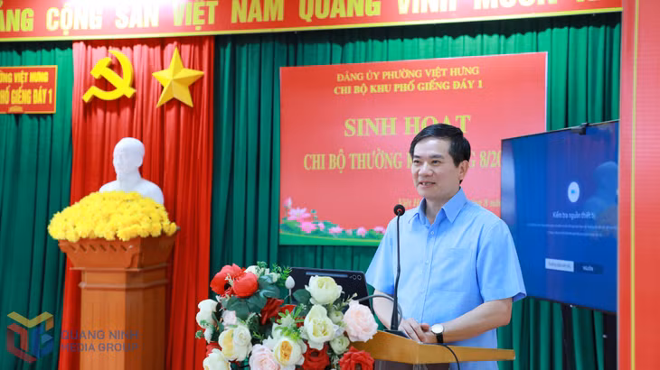 Đồng chí Vũ Quyết Tiến, Phó Bí thư Tỉnh ủy, Chủ tịch Ủy ban MTTQ tỉnh ghi nhận và đánh giá cao chất lượng sinh hoạt của Chi bộ khu phố Giếng Đáy 1.
