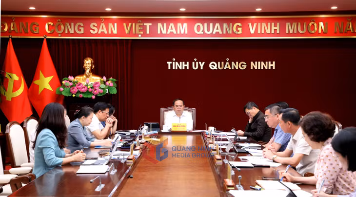Đồng chí Quản Minh Cường, Ủy viên Trung ương Đảng, Bí thư Tỉnh ủy, Trưởng Đoàn ĐBQH tỉnh, chủ trì và kết luận cuộc họp.