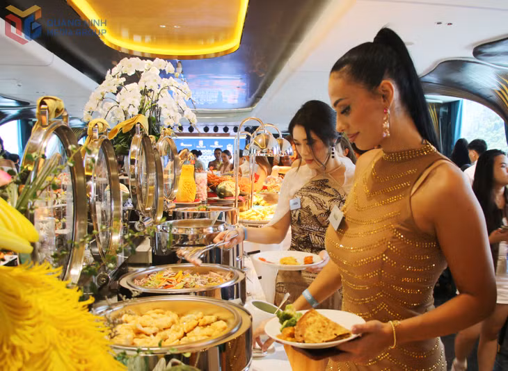 Các thí sinh thưởng thức ẩm thực trên du thuyền với thực đơn đa dạng, được chuẩn bị phù hợp với văn hóa ẩm thực của nhiều quốc gia và vùng lãnh thổ.