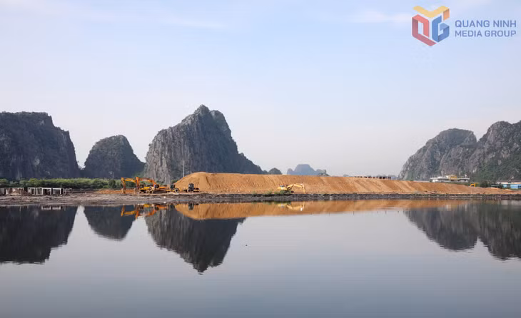 Đường Vũng Đục - Cẩm Sơn đang được triển khai thi công đắp nền đường, phấn đấu hoàn thành cuối năm 2026. 