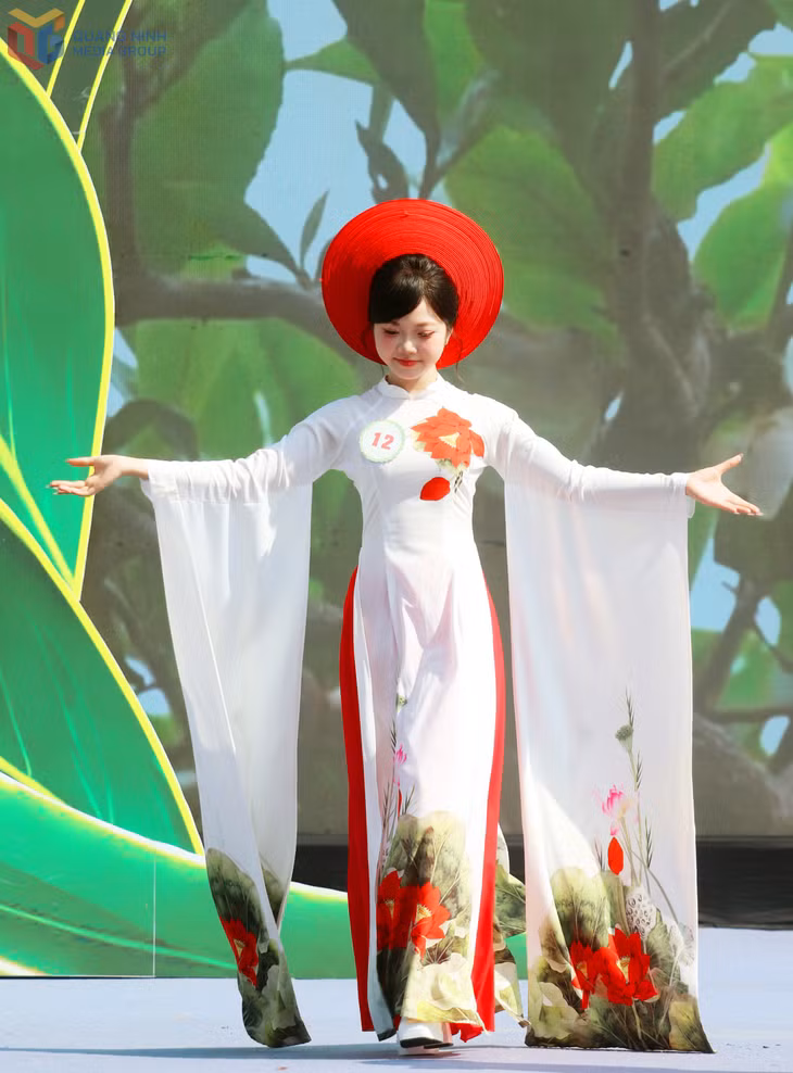 Một tiết mục trình diễn áo dài truyền thống mang sắc màu vùng chè Đường Hoa.