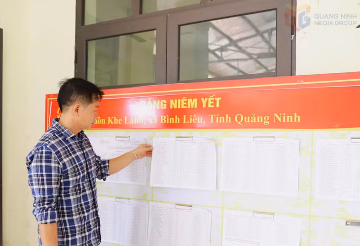 Cử tri xã Bình Liêu xem lại danh sách cử tri được niêm yết công khai tại điểm bỏ phiếu.