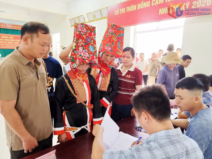 Phát phiếu bầu cử cho cử tri đại diện hộ gia đình thôn Đồng Cậm, xã Hoành Mô.