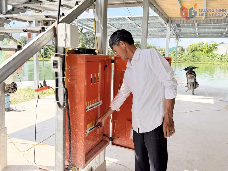 Ông Nguyễn Văn Ngà, thôn Tân Hợp, xã Quảng Tân, vận hành hệ thống quạt sục oxy.