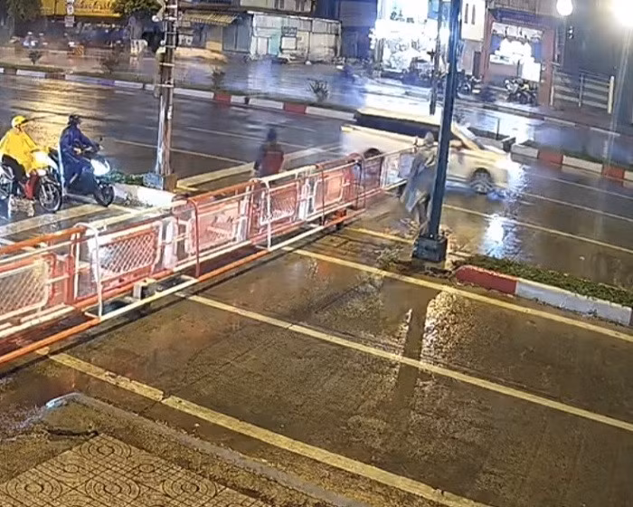 Tài xế va chạm với rào chắn.