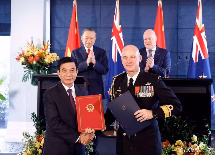 Tổng Bí thư, Chủ tịch nước Tô Lâm và Thủ tướng New Zealand Christopher Luxon chứng kiến trao văn kiện hợp tác giữa hai nước. (Ảnh: Thống Nhất/TTXVN)