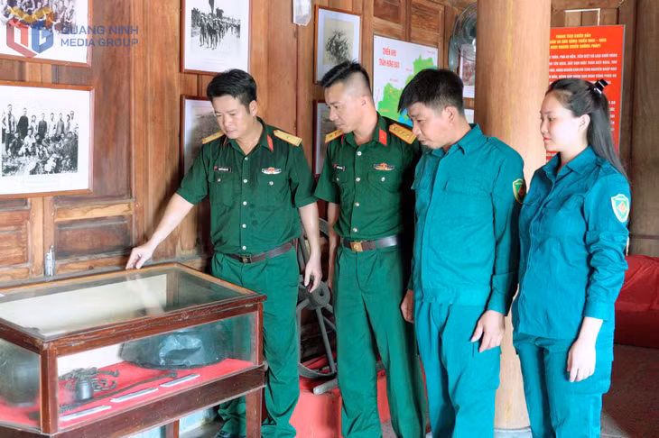 Cán bộ chiến sĩ Ban CHQS phường An Sinh tham quan, tìm hiểu những kỷ vật được lưu giữ tại Nhà lưu niệm Kỷ vật Đệ tứ Chiến khu trong chùa Bắc Mã.