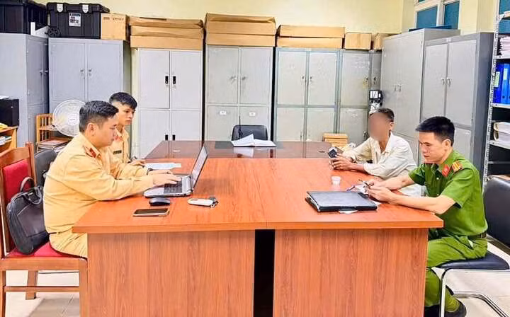 Tài xế B. tại cơ quan công an.