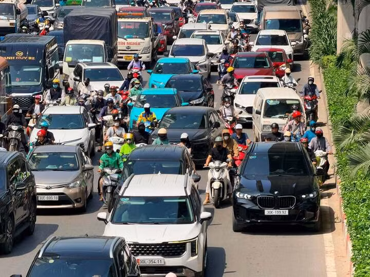 Vụ tai nạn khiến tuyến đường ùn tắc.