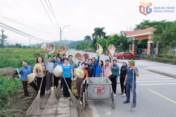 Cán bộ, nhân dân phường Hoành Bồ hưởng ứng phong trào thi đua bằng những việc làm thiết thực. “Mỗi người một việc làm tốt, mỗi khu dân cư một công trình, mỗi tuyến đường một diện mạo mới”.