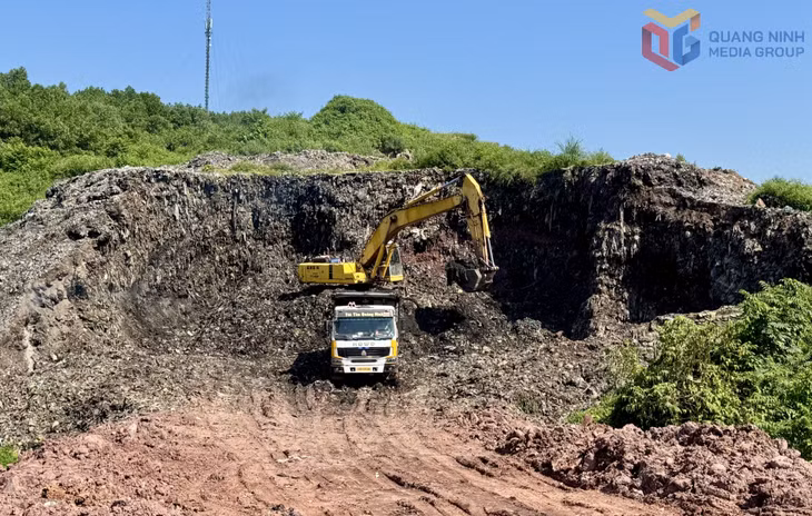 Bãi rác tại đầu tuyến đường nối Quốc lộ 4B với Quốc lộ 18 đang được các đơn vị liên quan tích cực triển khai di dời đến Nhà máy xử lý chất thải rắn Đông Hải.
