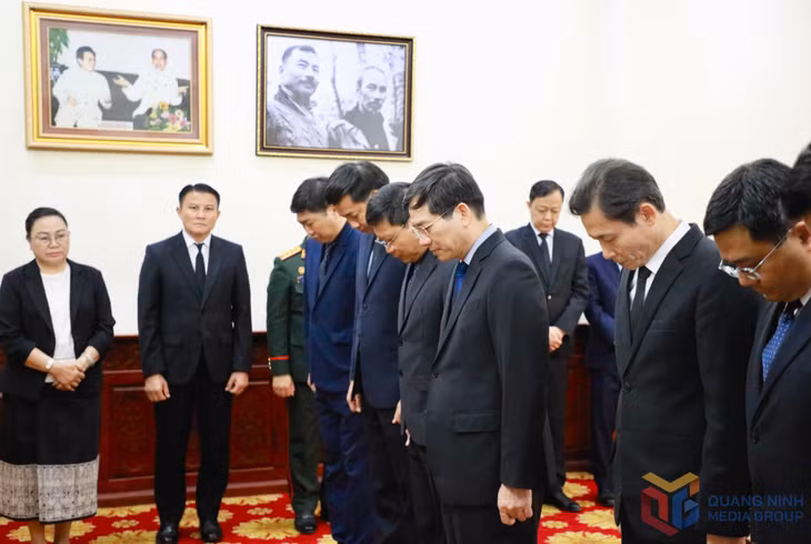 Các vị đại biểu tỉnh Quảng Ninh cúi đầu dành 1 phút mặc niệm, vĩnh biệt Chủ tịch Quốc hội Lào Xaysomphone Phomvihane.