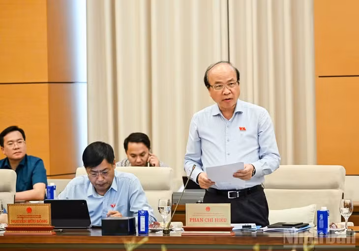 Chủ nhiệm Ủy ban Pháp luật và Tư pháp Phan Chí Hiếu nêu quan điểm thẩm tra. (Ảnh: DUY LINH)