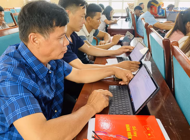 Thực hành sử dụng Sổ tay đảng viên điện tử, thực hiện TTHC thu, nộp đảng phí trực tuyến tại Hội nghị tập huấn nghiệp vụ công tác xây dựng Đảng cho đội ngũ cấp ủy các chi bộ thôn sau sáp nhập (tháng 7/2026). Ảnh:
