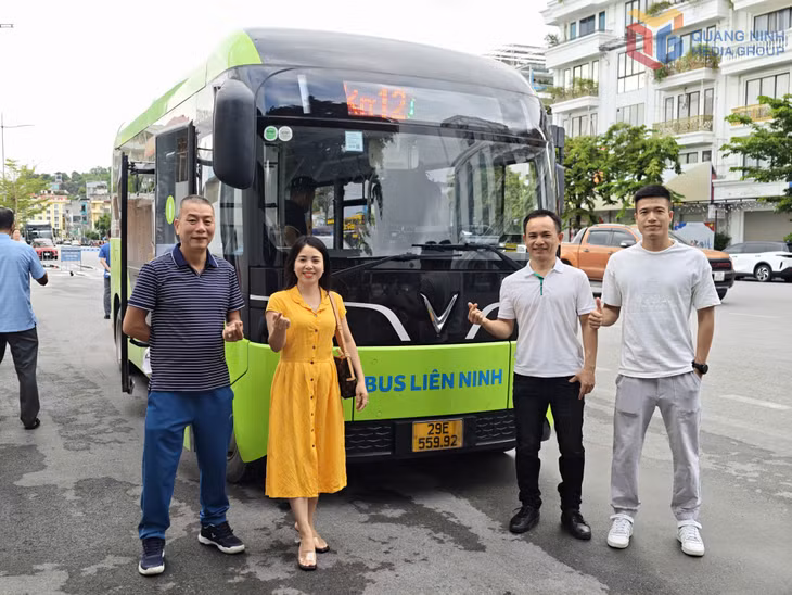 Cán bộ, giáo viên Trường THCS Trọng Điểm (phường Hạ Long) tham gia đoàn khảo sát các tuyến xe buýt điện, tháng 7/2026.