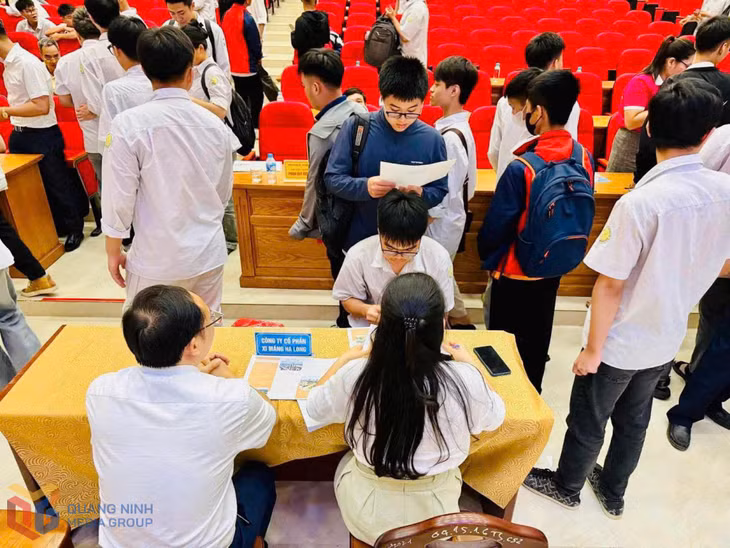 Ngày hội việc làm 2026 tại Trường Cao đẳng Việt - Hàn Quảng Ninh thu hút hơn 1000 sinh viên tham gia.