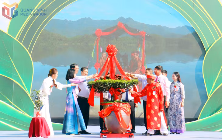 Nghi lễ “Khởi sinh” tưới nước cho cây chè, một nghi thức quan trọng trong lễ khai mạc.