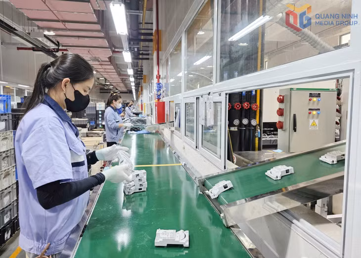 Công nhân Công ty TNHH Công nghiệp chính xác EVA Quảng Ninh lắp ráp sản phẩm tại nhà máy trong KCN Bắc Tiền Phong.