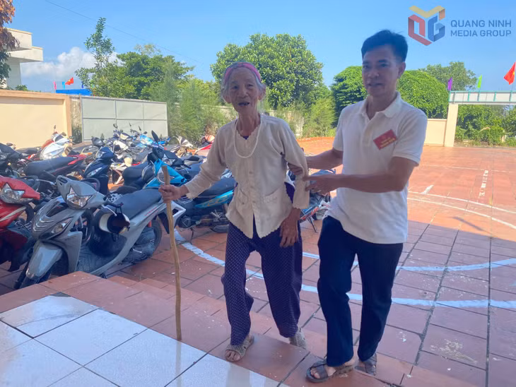 Cử tri cao tuổi thôn Chiến Thắng, đặc khu Cô Tô, được tận tình hỗ trợ để thực hiện đầy đủ quyền của mình. Ảnh: Thu Báu (CTV)