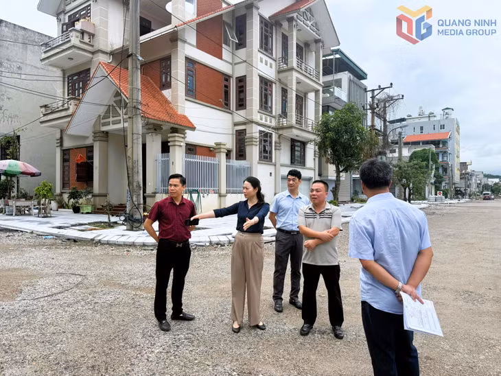 Lãnh đạo phường Hồng Gai khảo sát xây dựng phương án khắc phục triệt để tình trạng ngập khi triều cường tuyến đường Trần Thái Tông. Ảnh: Hồng Việt