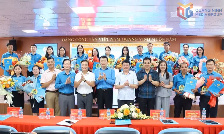 Các công đoàn cơ sở mới thành lập tháng 7 của phường Việt Hưng ký kết thoả ước lao động tập thể lần đầu.