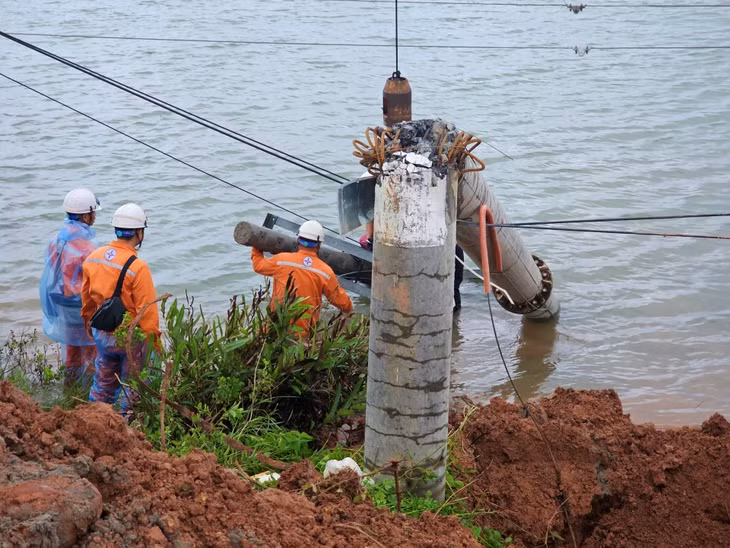 Dông bão gây thiệt hại nghiêm trọng cho hệ thống lưới điện.
