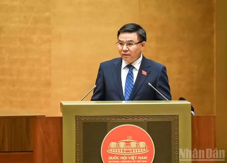 Bộ trưởng Công thương Lê Mạnh Hùng trình bày tờ trình dự án Luật Dầu khí (sửa đổi). (Ảnh: DUY LINH)