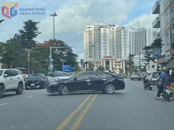 Phương tiện chuyển hướng làn đường không đúng nơi quy định vi phạm Luật Trật tự, ATGT đường bộ. Ảnh chụp ngày 5/7 trên địa bàn phường Hồng Gai. 