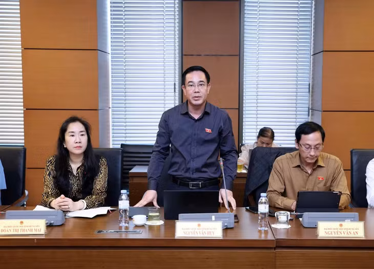 Đại biểu Nguyễn Văn Huy (Đoàn Hưng Yên) phát biểu tại tổ. (Ảnh: QH)