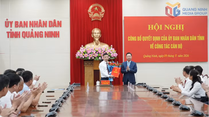 Đồng chí Lê Văn Ánh, Phó Chủ tịch UBND tỉnh trao Quyết định điều động, bổ nhiệm đồng chí Trần Việt Phương, giữ chức vụ Giám đốc Ban Quản lý dự án đầu tư xây dựng khu vực I.