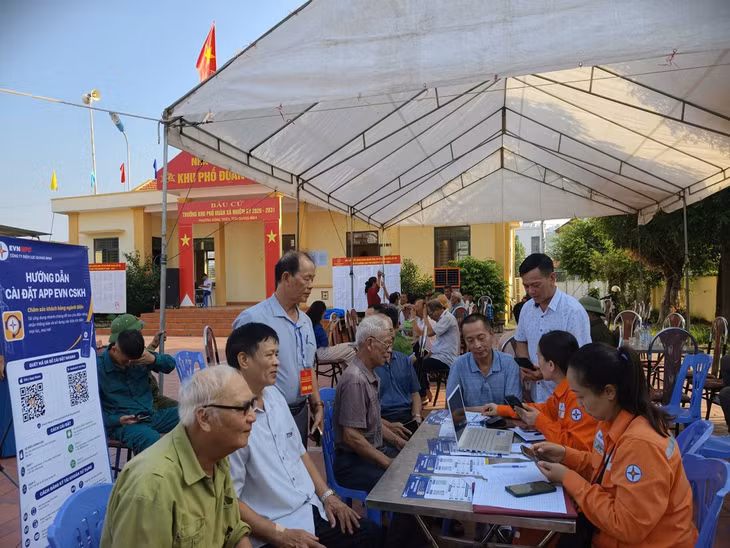 Nhân viên các Điện lực trực thuộc hướng dẫn cài đặt App EVN CSKH cho các khách hàng sử dụng điện trên địa bàn tỉnh, trong ngày bầu cử Khu trưởng.