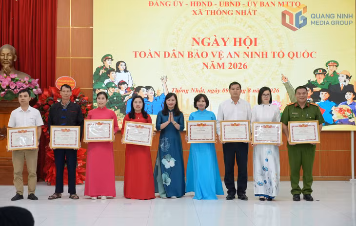Lãnh đạo xã Thống Nhất trao tặng Giấy khen cho các tập thể có thành tích xuất sắc trong phong trào 