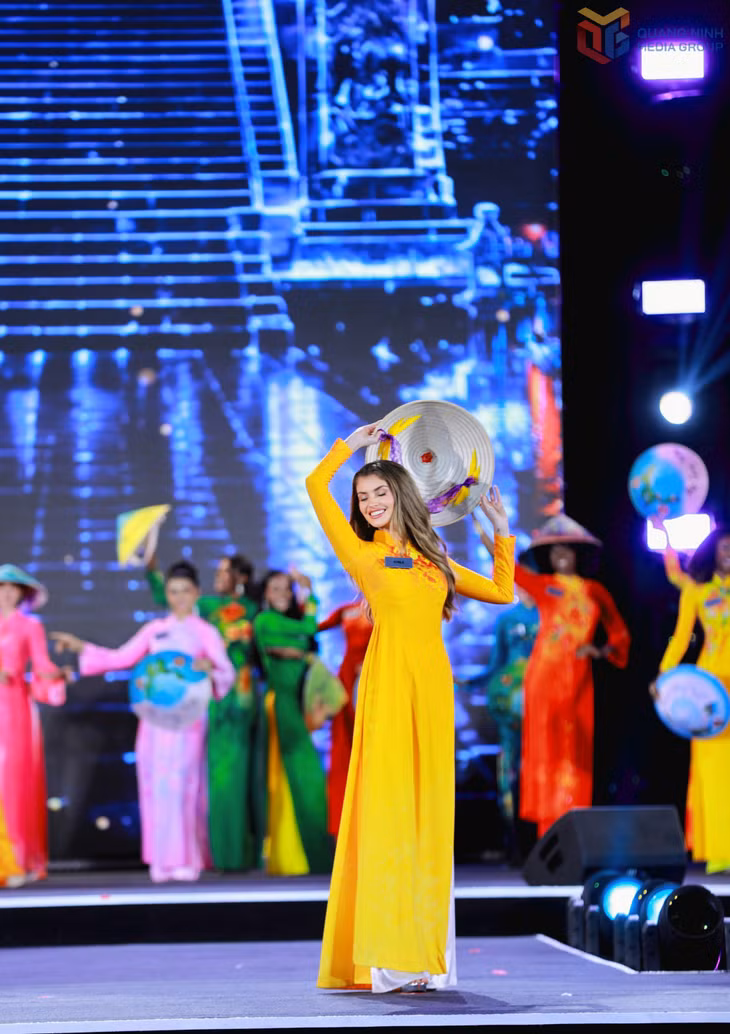 Hoa hậu Chile thuần thục chao nghiêng chiếc nón lá, duyên dáng như đã thân thuộc với nét văn hoá truyền thống của Việt Nam từ lâu.