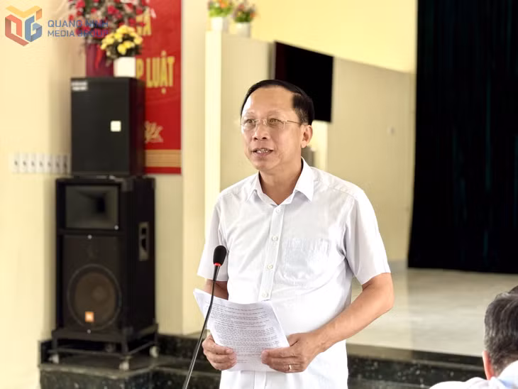Đồng chí Nguyễn Chiến Thắng, Bí thư Đảng ủy, Chủ tịch HĐND phường Uông Bí phát biểu tại buổi sinh hoạt.