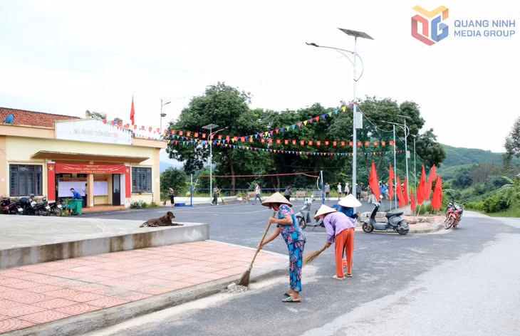 Nhân dân thôn Đồng Tiền thực hiện tổng vệ sinh tại nhà văn hóa và tuyến đường&nbsp; để chuẩn bị cho bầu cử trưởng thôn vào ngày 16/8.
