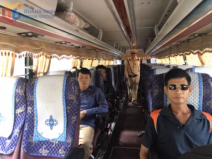 Lực lượng CSGT tiến hành kiểm tra phương tiện vận chuyển hành khách lưu thông trên QL18A đoạn đi qua địa bàn phường Cẩm Phả.