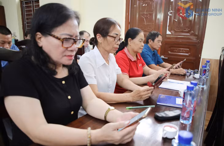 Đảng viên khu Vĩnh Thông, phường Mạo Khê sử dụng Sổ tay đảng viên điện tử trong sinh hoạt chi bộ. Ảnh: Thu Chung