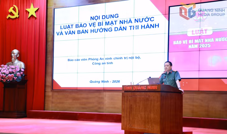Báo cáo viên truyền đạt chuyên đề “Luật Bảo vệ bí mật Nhà nước; công tác bảo vệ chính trị nội bộ; nhận diện các nguy cơ, những vấn đề cần quan tâm và giải pháp góp phần bảo vệ bí mật nhà nước trong giai đoạn hiện nay”.
