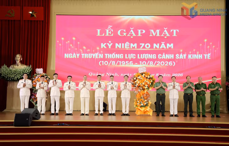 Lãnh đạo Công an tỉnh tặng hoa chúc mừng Phòng Cảnh sát kinh tế.