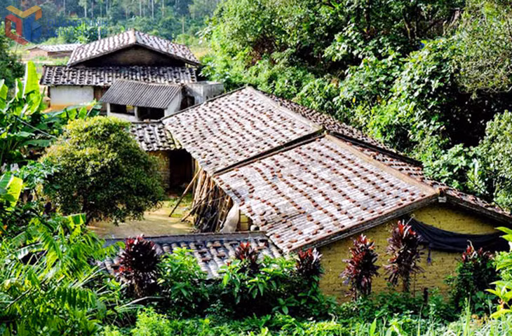 Nhà người Tày ở các thôn bản thường nằm giữa thiên nhiên, có vị trí thuận lợi, sử dụng vật liệu tự nhiên như: Đá, gỗ, tre... Ảnh: Tô Đình Hiệu (CTV)