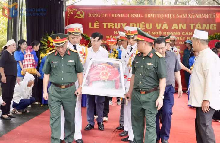 Lãnh đạo Ban Chỉ đạo 515 tỉnh Quảng Ninh và Cao Bằng cùng các đơn vị, địa phương liên quan thực hiện quy trình truy điệu, đưa tiễn hài cốt liệt sĩ đến khu vực an táng tại Nghĩa trang Liệt sĩ xã Nguyên Bình (tỉnh Cao Bằng).