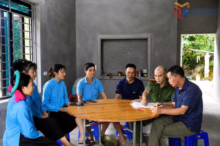 Công an xã Bình Liêu tuyên truyền, phổ biến pháp luật đến người dân thôn Khe Vằn.
