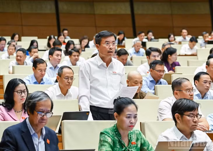Đại biểu Nguyễn Xuân Kỳ (Đoàn thành phố Hà Nội) phát biểu tại hội trường. (Ảnh: DUY LINH)