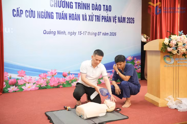 Học viên thực hành trên mô hình mô phỏng để rèn kỹ năng thao tác và phối hợp trong các tình huống cấp cứu.