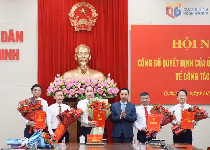 Đồng chí Lê Văn Ánh, Phó Chủ tịch UBND tỉnh trao Quyết định bổ nhiệm các đồng chí giữ chức vụ Phó Hiệu trưởng Trường CĐ Việt - Hàn Quảng Ninh.