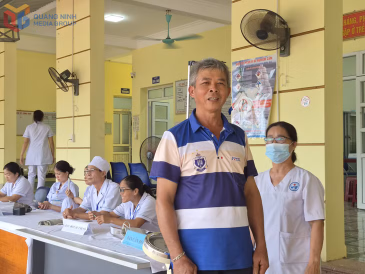 Người dân phấn khởi khi được khám, tư vấn sức khỏe ngay tại cơ sở.