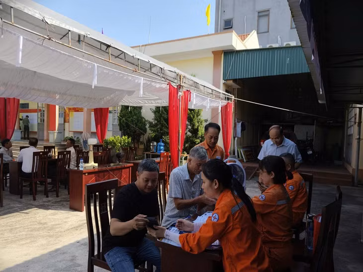 Nhân viên các Điện lực trực thuộc hướng dẫn cài đặt App EVN CSKH cho các khách hàng sử dụng điện trên địa bàn tỉnh.