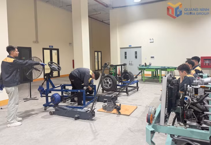 Học sinh, sinh viên Trường Cao đẳng Việt - Hàn Quảng Ninh chú trọng rèn luyện kỹ năng nghề gắn với thực tiễn sản xuất.